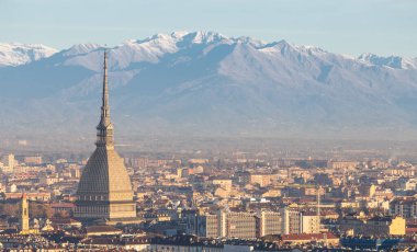 Torino, İtalya - Kasım 2021: Alpler ve Köstebek Antonelliana ile Panorama, Monte dei Cappuccini 'den Piedmont Bölgesi' nin simgesi Cappuccini Tepesi 'nin silüeti. Gün doğumu.