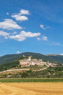 İtalya 'nın Umbria bölgesindeki Assisi köyü. Kasaba en önemli İtalyan Aziz Francis Bazilikası (Basilica di San Francesco) ile ünlüdür.)
