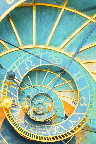 プラハの天文時計をベースにした効果の背景をドロップします 占星術 ファンタジー 時間と魔法に関する概念の抽象的なデザイン — ストック写真