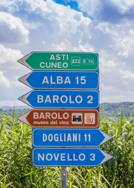 Barolo köyü yol tabelası, Unesco sitesi - İtalya