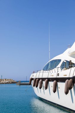 Ventimiglia, İtalya - Ağustos 2021: Cala del Forte 'de yat, İtalya' nın Ventimiglia şehrinde bulunan ve Monako Prensliği 'ne sadece 15 dakika uzaklıkta bulunan zarif, yepyeni bir marina.