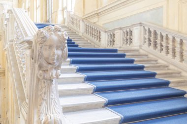 TURIN, İtalya - CIRCA HAZİRAN 2021: Avrupa 'nın en güzel Barok merdiveni Mona Sarayı' nda (Palazzo Mona) yer almaktadır. Lüks misketler, pencereler ve koridorlarla iç mekan.