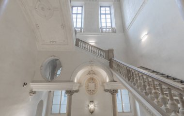 TURIN, İtalya - CIRCA MAYIS 2021: antik bir İtalyan sarayında mermerden yapılmış lüks merdiven