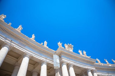 Roma, Vatikan Devleti. Saint Peter Meydanı sütunlarının ayrıntıları ve mavi üzerine telif alanı