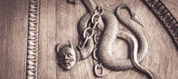 Διαβολικό Σύμβολο Φιδιού Μαγικό Πλάσμα Φαντασίας Μια Παλιά Πόρτα 12Ου — Φωτογραφία Αρχείου