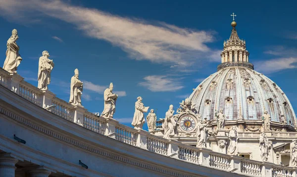 Statues Catholic Saints Decorations Bernini Colonnade Saint Peter Cathedral Cupola — Stock Photo, Image