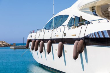 Ventimiglia, İtalya - Ağustos 2021: Cala del Forte 'de yat, İtalya' nın Ventimiglia şehrinde bulunan ve Monako Prensliği 'ne sadece 15 dakika uzaklıkta bulunan zarif, yepyeni bir marina.