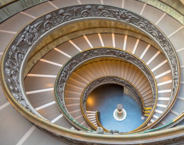 Roma, İtalya - CIRCA EPTEMBER 2020: çift sarmallı ünlü spiral merdiven. Vatikan Müzesi, Giuseppe Momo tarafından 1932 'de yapıldı.