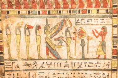 TURIN, İtalya - CIRCA MAYIS 2021: Mısır arkeolojisi. Antik hiyeroglif, ca. MÖ 580, Isis ve Horus 'un dört oğluyla birlikte.