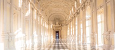 VENARIA GERÇEK, İTALYA - CIRCA EPTEMBER 2020: bu galerinin içi için lüks mermer. Büyük Galeri, Reggia di Venaria Reale 'de (Venedik Kraliyet Sarayı) yer almaktadır.)