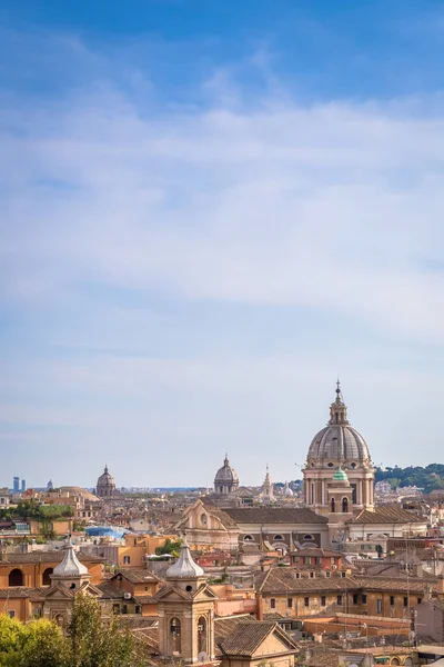 Рим Италия Circa August 2020 Панорамный Городской Пейзаж Голубым Небом — стоковое фото