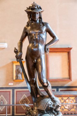 Florence, İtalya - Temmuz 2021: David Donatello - 1469. İtalyan Rönesans sanatı. Antika ve Donatello 'nun şaheserinden beri yapılan ilk çıplak heykel..