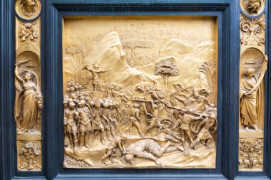 Floransa Cennetin Kapısı: Floransa Vaftizhanesi 'nin ana kapısı - Battistero di San Giovanni - Santa Maria del Fiore Katedrali' nin önünde yer almaktadır.