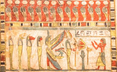 TURIN, İtalya - CIRCA MAYIS 2021: Mısır arkeolojisi. Antik hiyeroglif, ca. MÖ 580, Isis ve Horus 'un dört oğluyla birlikte.