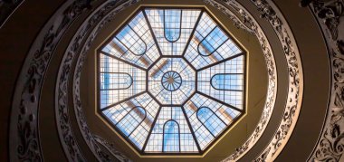 Roma, İtalya - CIRCA SEPTEMBER 2020: 1932 'de Giuseppe Momo tarafından yapılmış çift sarmallı meşhur spiral merdiven. Vatikan Müzesi.