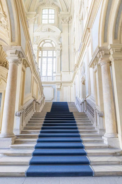 意大利 2021年6月 Circa June 欧洲最美丽的巴洛克楼梯位于马达马宫 Palazzo Madama 有豪华弹珠 窗户和走廊的内部 — 图库照片