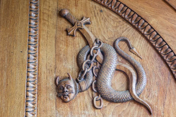 Símbolo Serpiente Diabólica Criatura Mágica Fantasía Una Puerta Vieja Abadía — Foto de Stock