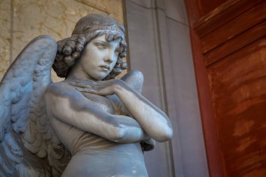 GENOA, ITALY - CIRCA AUGust 2020 - Cenova 'daki Staglieno Mezarlığı' ndaki Oneto Aile Anıtı için Giulio Monteverde 'nin melek heykeli - İtalya 1882