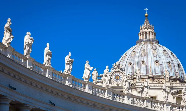 天主教圣徒的雕像 圣彼得大教堂Bernini柱廊上的装饰 背景为Cupola 意大利罗马 — 图库照片