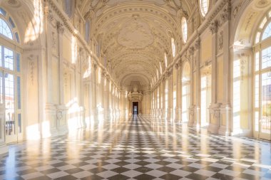 VENARIA GERÇEK, İTALYA - CIRCA EPTEMBER 2020: bu galerinin içi için lüks mermer. Büyük Galeri, Reggia di Venaria Reale 'de (Venedik Kraliyet Sarayı) yer almaktadır.)