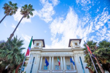 SANREMO, İtalya - CIRCA AĞUSTOS 2020: Sanremo Kumarhanesi, şehrin ve Liguria Bölgesi 'nin ana simgelerinden biri.