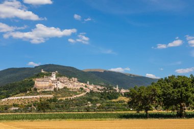 İtalya 'nın Umbria bölgesindeki Assisi köyü. Kasaba en önemli İtalyan Aziz Francis Bazilikası (Basilica di San Francesco) ile ünlüdür.)