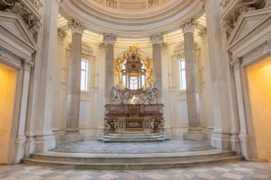 VENARIA GERÇEK, İTALYA - Ocak 2022: Barok Katolik kilise sunağı. Eski bir dini bina..