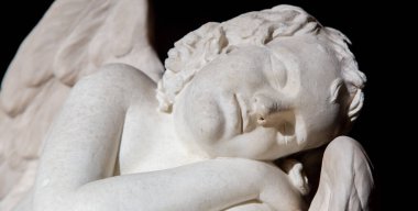 MILAN, İtalya - CIRCA AĞUSTOS 2020: tatlı uyuyan melek. Mermerden yapılmış bir heykel, 18. yüzyılın sonunda, bilinmeyen bir heykeltıraş. Uyku, masumiyet ve yenidoğan kavramı.