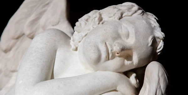 Milão Itália Circa Agosto 2020 Anjo Adormecido Bonito Estátua Feita — Fotografia de Stock