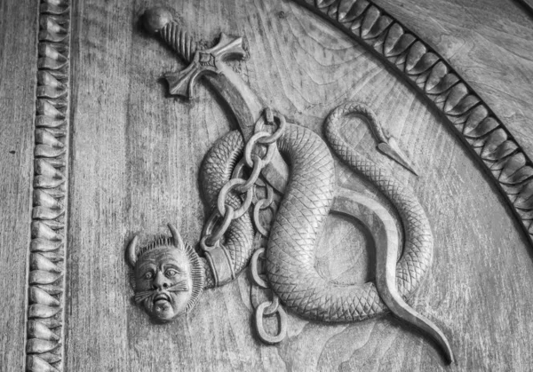 Symbole Serpent Diabolique Créature Magique Fantastique Sur Une Vieille Porte — Photo