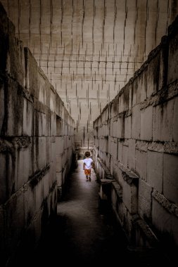 Beyaz çocuk labirent bakış açısıyla yürüyor. Çocukluk dönemindeki tehlikeli durumlar için kavramsal görüntü.