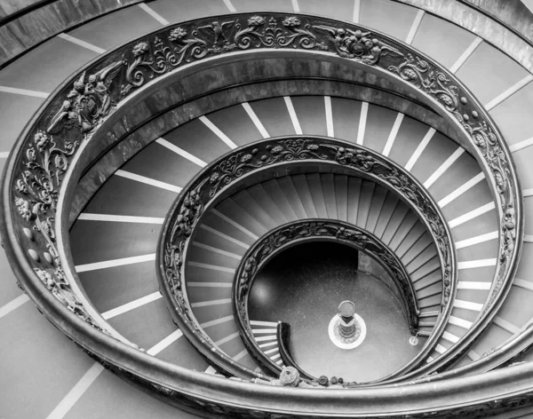 Rzym Włochy Circa Wrzesień 2020 Słynne Schody Spiralne Podwójną Spiralą — Zdjęcie stockowe