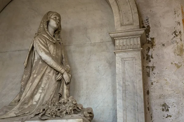 Genoa イタリア 6月2020 アンティークの像 始まります1800 大理石製 キリスト教のカトリック墓地で イタリア — ストック写真