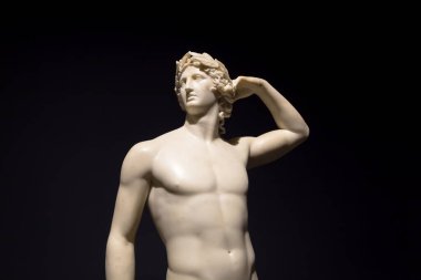 MILAN, İtalya - Haziran 2020: Apollo Crowning 'in antik heykeli - 1782 - Antonio Canova' nın başyapıtı. Intesa İtalyan Müzesi.