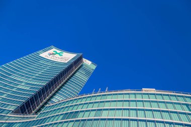 MILAN, ITALY - CIRCA SEPTEMBER 2020: Milano şehir merkezinde, Lombardia (Lombardiya) Bölgesi İtalya 'nın en ünlü modern gökdelenlerinden biridir.
