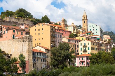 VENTIMIGLIA, ITALY - CIRCA AĞOS 2020: Liguria Bölgesi 'ndeki Ventimiglia köyünün panarama' sı, mavi gökyüzü ile güneşli bir gün