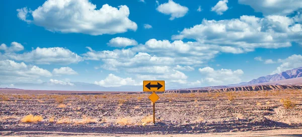 Κατευθυντική Πινακίδα Στην Έρημο Γραφικό Μπλε Ουρανό Και Ευρύ Ορίζοντα — Φωτογραφία Αρχείου
