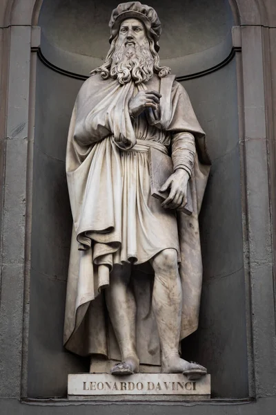 Leonardo Vinci Socha Génia Umístěná Před Galerií Uffizi Florencii Itálie — Stock fotografie