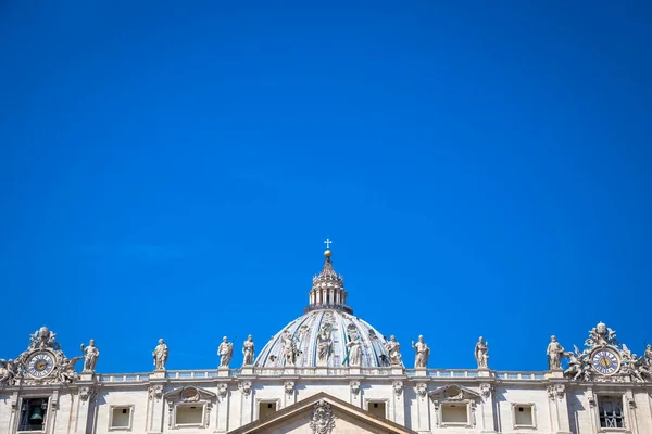 圣彼得大教堂的细节 蓝天背景的复制空间 梵蒂冈国 — 图库照片