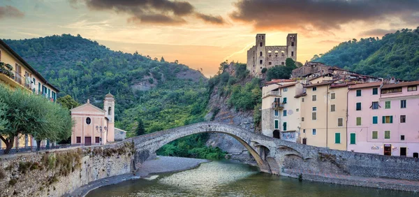 道拉西亚 意大利 Circa August 2020 Dolceacqua全景 古罗马桥由石头和城堡建成 — 图库照片