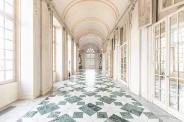 VENARIA GERÇEK, İTALYA - CIRCA MAYIS 2021: lüks misketlerden yapılmış zemini olan koridor. Venaria Reale, Piedmont bölgesindeki bu İtalyan iç mimarisi için bolca zarafet var..