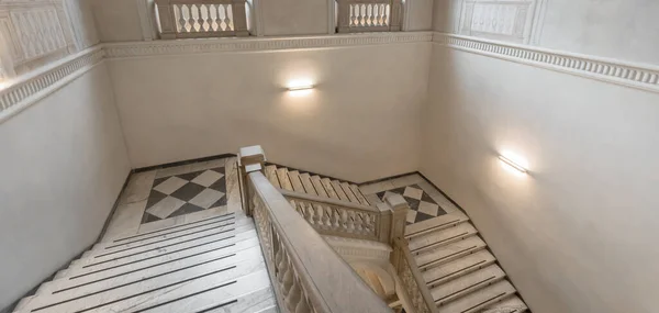 意大利 2021年5月 Circa 意大利一座古老宫殿中大理石做的豪华楼梯 — 图库照片