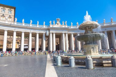 ROME, VATİKAN Eyaleti - 24 AĞUSTOS 2018: Aziz Peter Bazilikası 'nın girişinde bekleyen uzun kuyruk. Turizm ve kitle turizmi kavramı.