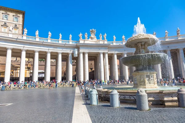 Vatican State 2018年8月24日 在圣彼得大教堂入口前排队等候的人群 过度旅游和大众旅游的概念 — 图库照片