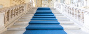 TURIN, İtalya - CIRCA HAZİRAN 2021: Avrupa 'nın en güzel Barok merdiveni Mona Sarayı' nda (Palazzo Mona) yer almaktadır. Lüks misketler, pencereler ve koridorlarla iç mekan.