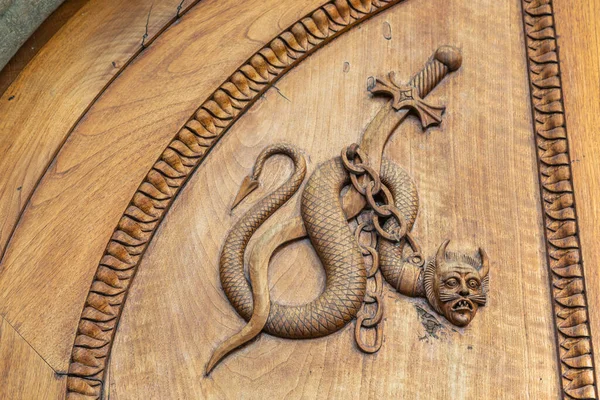 悪魔の蛇のシンボル 古いドアのファンタジー魔法の生き物 12世紀の修道院 イタリア — ストック写真