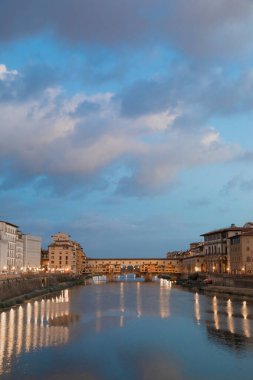 Floransa, İtalya - Temmuz 2021 dolaylarında. Ponte Vecchio 'da gün batımı ışığı - Eski Köprü.