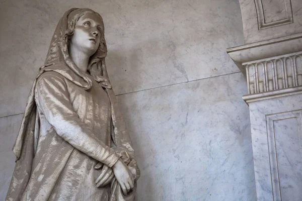 GENOA, İtalya - Haziran 2020: 1800 'den başlayarak, Hıristiyan Katolik mezarlığındaki mermerden yapılmış antik heykel - İtalya