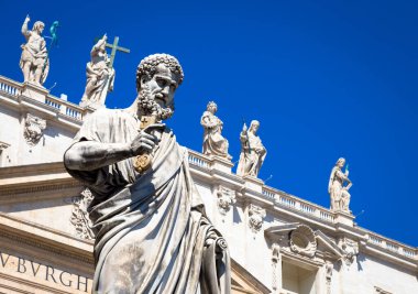 Aziz Peter heykelinin ayrıntıları Roma, İtalya - Vatikan 'daki Aziz Peter Katedrali girişinin önünde.