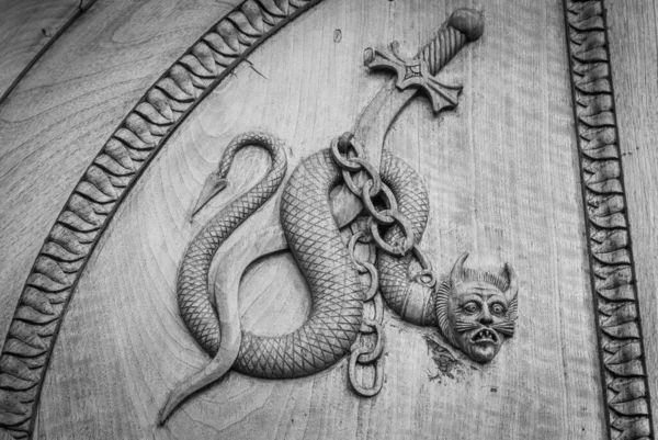 Símbolo Serpiente Diabólica Criatura Mágica Fantasía Una Puerta Vieja Abadía —  Fotos de Stock